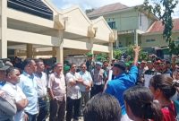 Potret aksi pendemo di depan kantor DPRD Ende/foto:FD