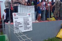 Baliho Proyek Rp345 Juta 'Sponsori' Laga ETMC 2025: Diikat Langsung di Pagar Penonton./foto:Fidel