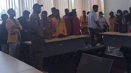 Suasana Dialog antara massa aksi dengan Bupati Sikka di lantai 2 Kantor Bupati Sikka/Foto:Irma