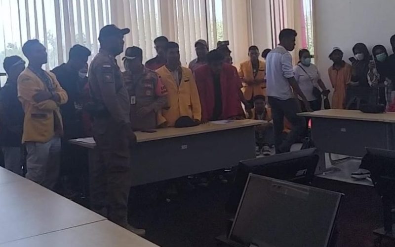 Suasana Dialog antara massa aksi dengan Bupati Sikka di lantai 2 Kantor Bupati Sikka/Foto:Irma