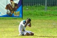 Ekspresi salah satu pemain Bintang Timur Atambua setelah kalah 3-1 dari Persamba Manggarai Barat di Stadion Marilonga, Ende, Jumat (21/11/2025) malam. 
