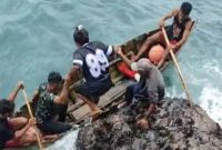 Tanpa jalan darat, warga termasuk anak sekolah dan orang sakit harus melompat di antara tebing karang dan sampan yang dihantam gelombang tinggi.​