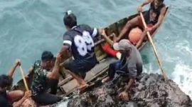 Tanpa jalan darat, warga termasuk anak sekolah dan orang sakit harus melompat di antara tebing karang dan sampan yang dihantam gelombang tinggi.​