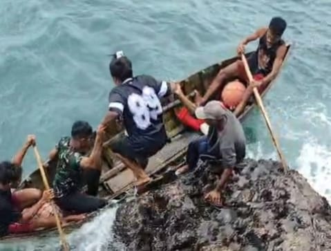 Tanpa jalan darat, warga termasuk anak sekolah dan orang sakit harus melompat di antara tebing karang dan sampan yang dihantam gelombang tinggi.​