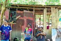 Yosef Nai bersama Istri dan Anaknya, didampingi lurah Onekore, saat dikunjungi wartawan/foto: FD