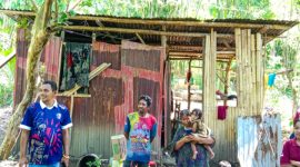 Yosef Nai bersama Istri dan Anaknya, didampingi lurah Onekore, saat dikunjungi wartawan/foto: FD