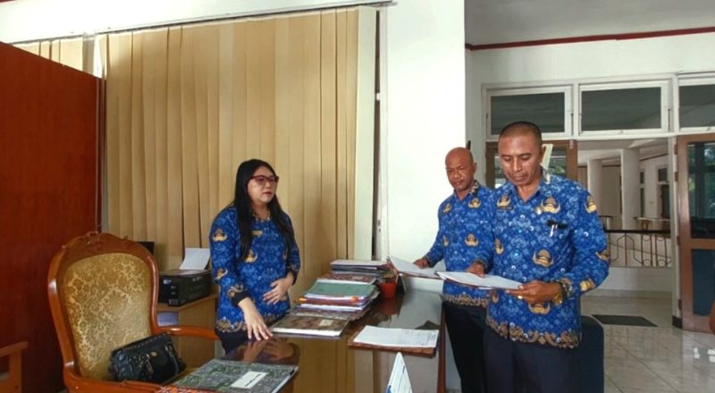 Dua ASN mengajukan keberatan demosi di Kantor Bupati Sumba Timur, Senin (27/4/2026). 