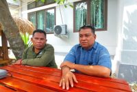 Penyidik Gakkum, Frinoldy Nehemia Gustamayanto Lun (kanan) didampingi rekan penyidik saat diwawancarai awak media di Kantor Balai Taman Nasional Matalawa, Kamis (30/4/2026). (Foto : NarasiNTT.Com). 