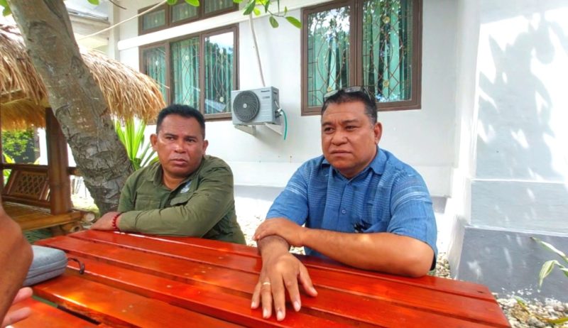 Penyidik Gakkum, Frinoldy Nehemia Gustamayanto Lun (kanan) didampingi rekan penyidik saat diwawancarai awak media di Kantor Balai Taman Nasional Matalawa, Kamis (30/4/2026). (Foto : NarasiNTT.Com). 