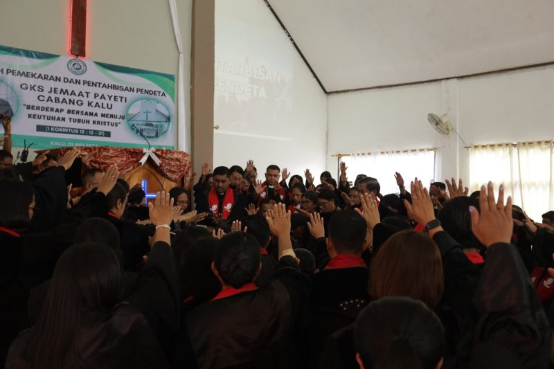 Momen pentahbisan Pendeta Pendeta Theresia Ella Rambu Hada pendeta pertama jemaat Kalu, di Gereja Kristen Sumba (GKS) Jemaat Kalu, Jumat (1/5/2026). 