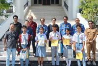 Para peserta lomba didampingi para guru bersama komunitas SWARA dan Menyapa Sumba usai penyerahan penghargaan dan apresiasi atas karya feature jurnalistik FLS3N di Kantor Bupati Sumba Timur, Sabtu (2/5/2026). 