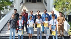 Para peserta lomba didampingi para guru bersama komunitas SWARA dan Menyapa Sumba usai penyerahan penghargaan dan apresiasi atas karya feature jurnalistik FLS3N di Kantor Bupati Sumba Timur, Sabtu (2/5/2026). 