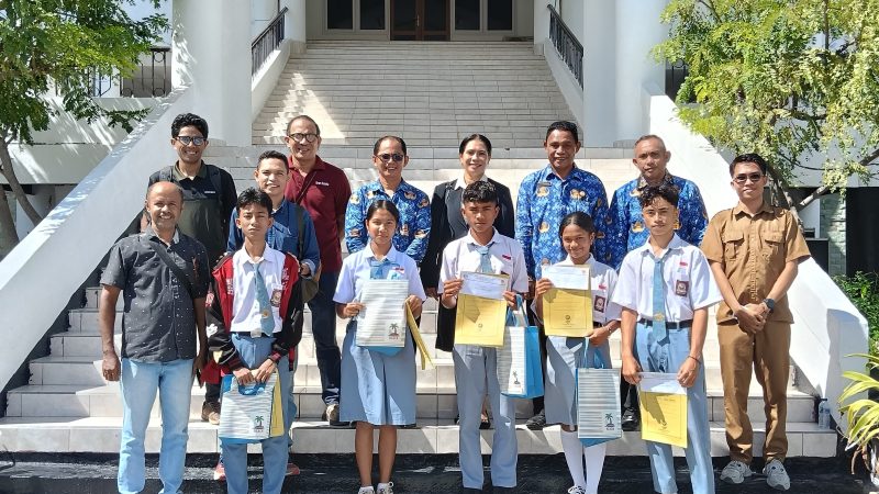 Para peserta lomba didampingi para guru bersama komunitas SWARA dan Menyapa Sumba usai penyerahan penghargaan dan apresiasi atas karya feature jurnalistik FLS3N di Kantor Bupati Sumba Timur, Sabtu (2/5/2026). 