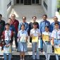 Para peserta lomba didampingi para guru bersama komunitas SWARA dan Menyapa Sumba usai penyerahan penghargaan dan apresiasi atas karya feature jurnalistik FLS3N di Kantor Bupati Sumba Timur, Sabtu (2/5/2026). 
