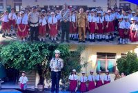 Kasat Lantas Polres Ende, IPTU I Gede Wisna memimpin langsung upacara bendera dalam program Police go to school di SDK St.Theresia Ende 3 /foto:Istimewa