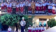 Kasat Lantas Polres Ende, IPTU I Gede Wisna memimpin langsung upacara bendera dalam program Police go to school di SDK St.Theresia Ende 3 /foto:Istimewa