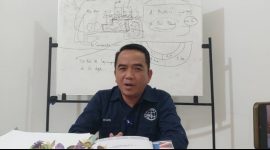 Kepala Kantor Pertanahan Sumba Timur, Kuntoro Hadi Saputra saat diwawancarai awak media di ruang kerjanya, Kamis (30/4/2026). 